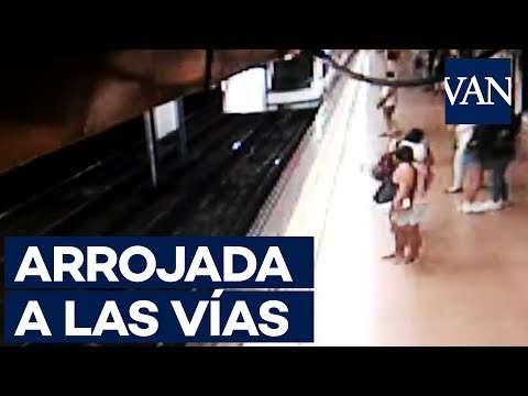 Un hombre empuja a un joven a las vías del metro de Madrid