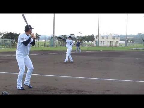 岸田護投手（#18）と平野佳寿投手（#16）でトスバッティング。オリックス春季キャンプ2014