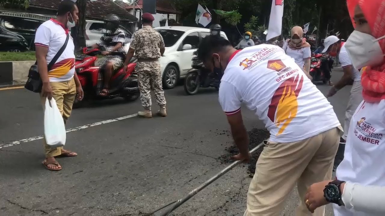 Kecewa Jalan Rusak, Gerindra Perbaiki Secara Swadaya 