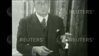 1931 GERMANY / PERSONALITIES - The Inventor of the "Eternal Match", Dr. Ford Ringer, demonstrates