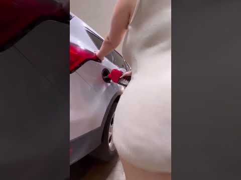 White Girl Twerking while filling gas | Indian Hot Twerk Videos Channel | #tiktok #twerk