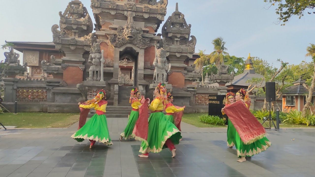 Tari Gadis Besongket Diklat Anjungan Sumatera Selatan 