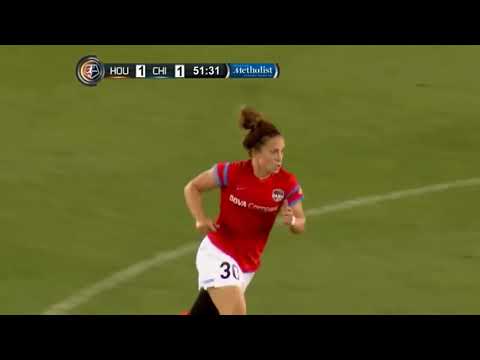 لخت شدن بازیکن زن بعد گلزنی