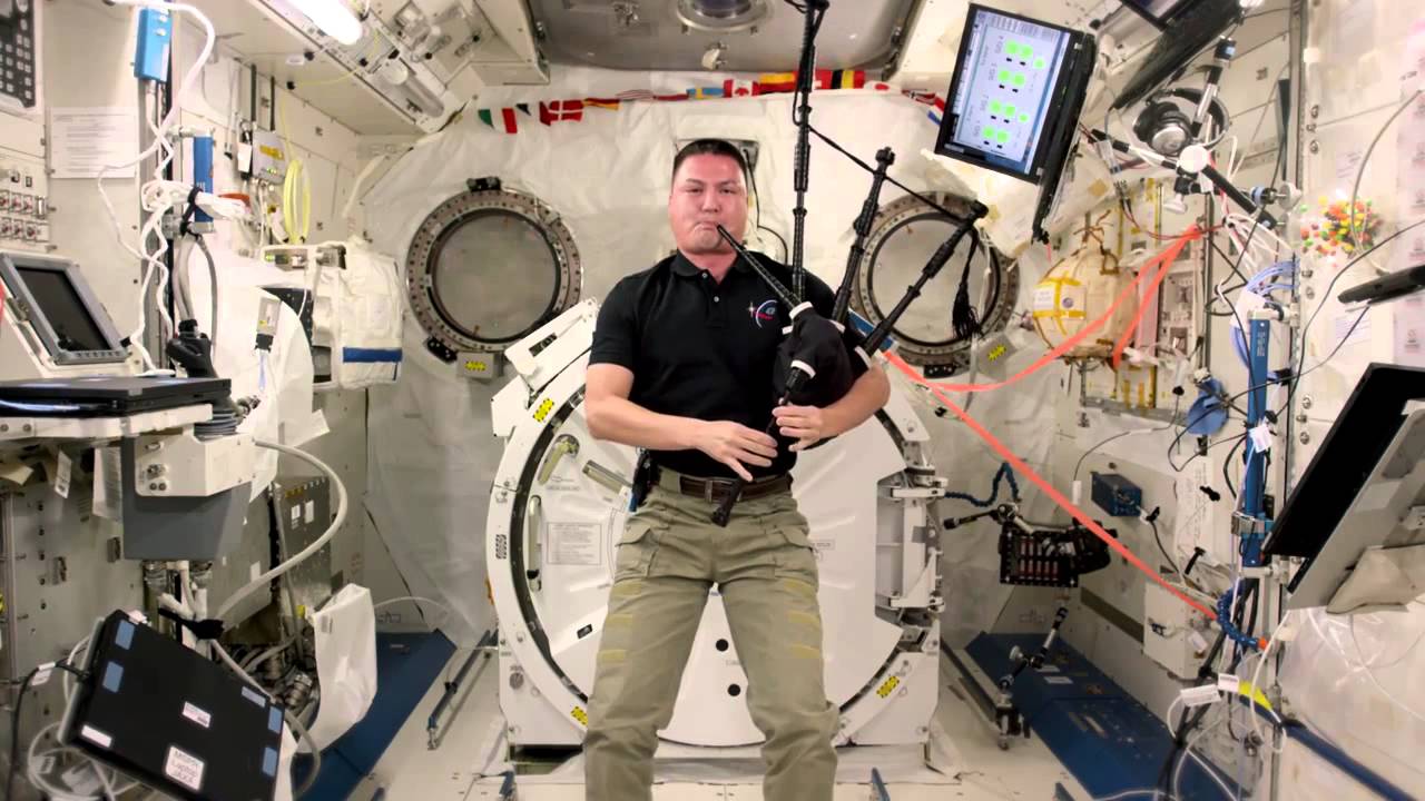 Video till Kolla när Kjell Lindgren spelar säckpipa i rymden