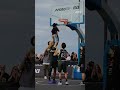 Pecco, Bez and Westher Molteni help a young fan score a basket 🏀