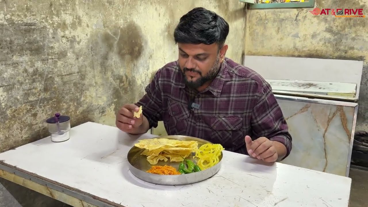 જૂનાગઢના મોસ્ટ ફેમસ હથેળી વાળા ફાફડા ત્રીજી પેઢી બનાવે છે | Gigabhai Gathiya wala