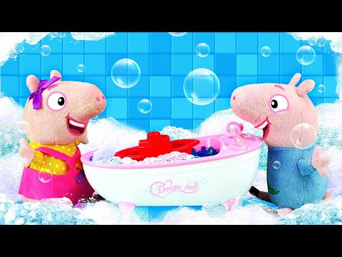 Peppa et George peluches jouent dans la salle de bain. La famille en peluche. Jeux pour enfants.