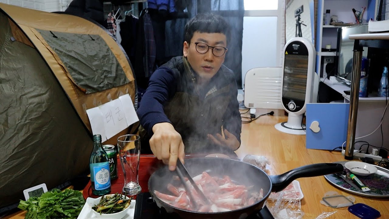 44살 독수공방 노총각 차돌박이에 튀김우동 소맥 낮술 시원하게 마셔봤습니다