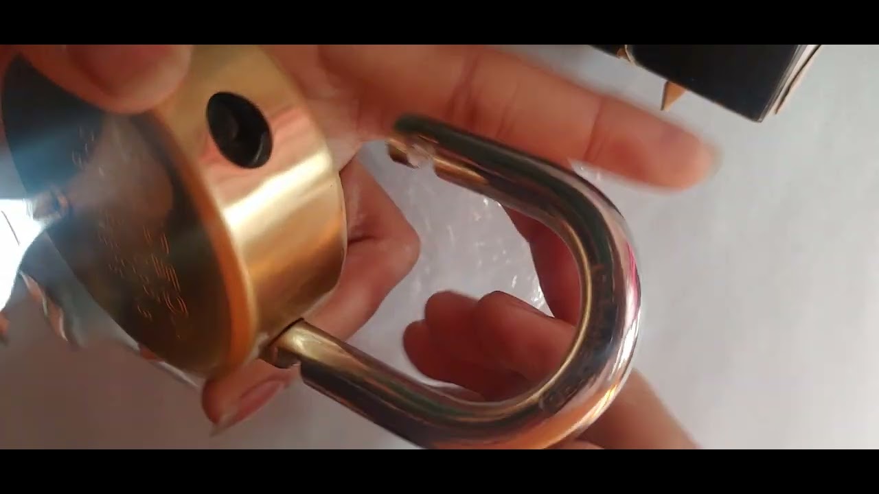 HINDSON GOLD FINISH ROUND 65 LOCK. 