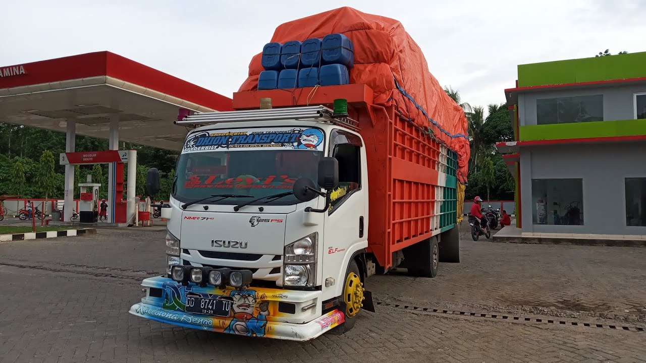  Truk  Sulawesi melewati jalan sempit dan tikungan tajam 