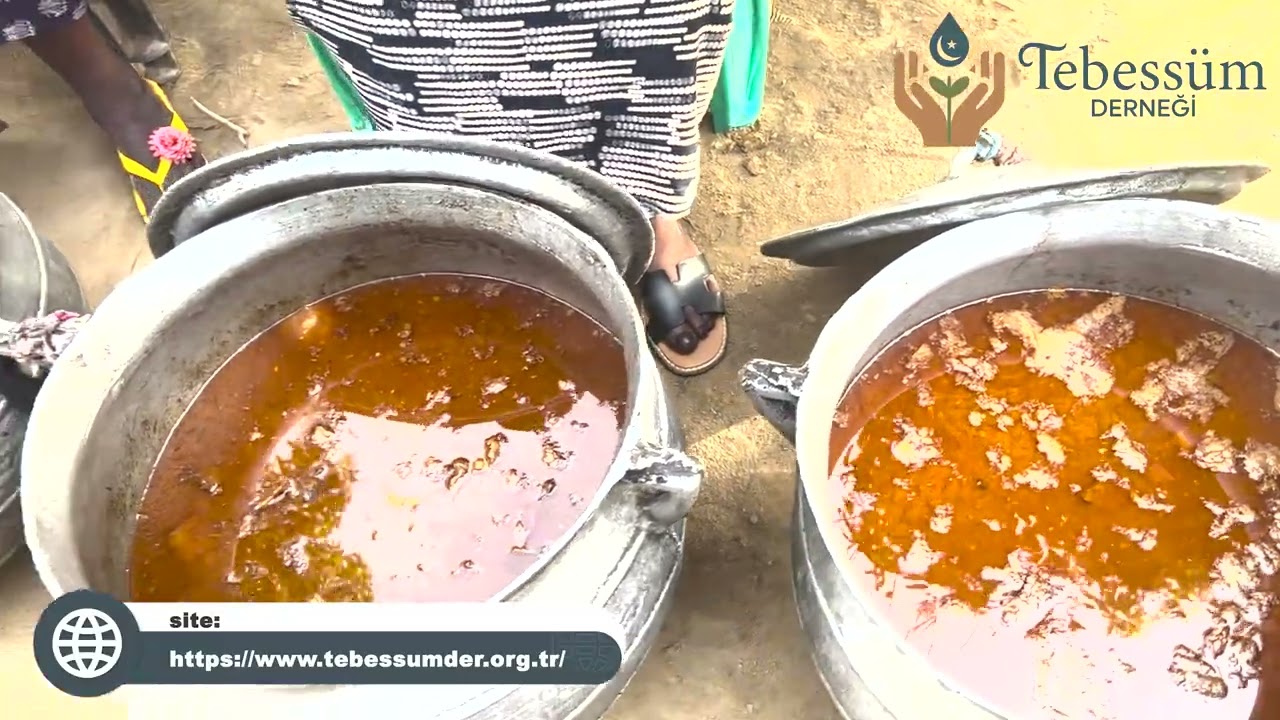 AFRİKA'DA İFTAR YEMEĞİ DAĞITTIK