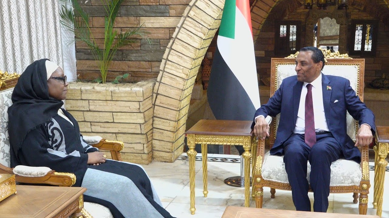 رئيس مجلس الوزراء د كامل إدريس يلتقي وزيرة الخارجية الليبيرية