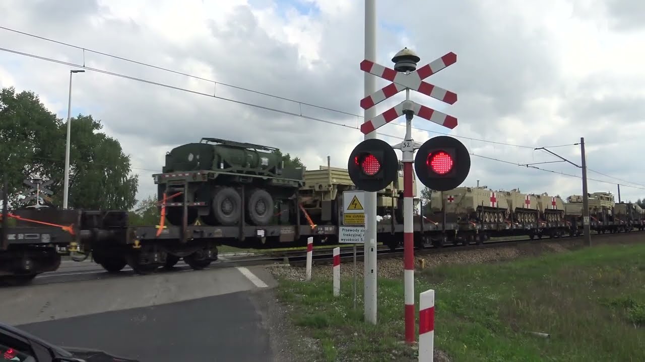 Military train at Lublinów railroad crossing, Poland/Karinis traukinys Lublinów pervažoje, Lenkijoje