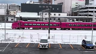 秋田駅を発車するはまなす色 E653系特急いなほ