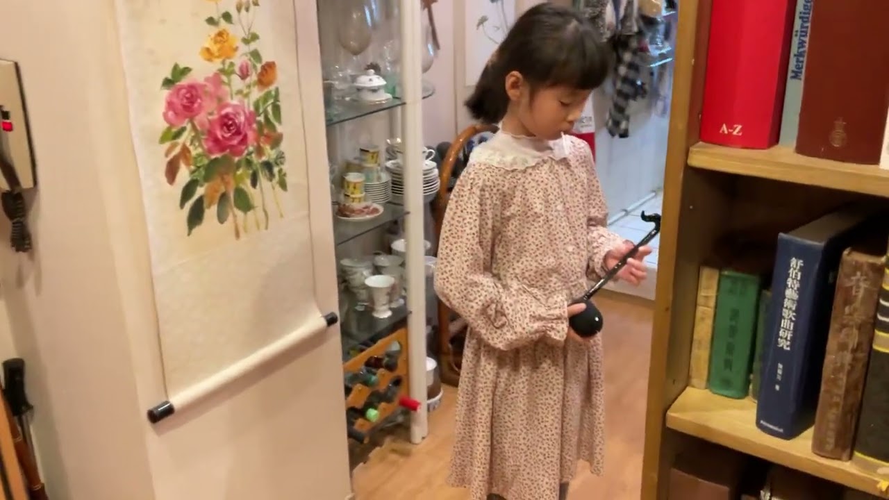 Young violinist tries out otamatone for first time