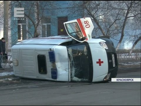 В центре Красноярска перевернулась скорая