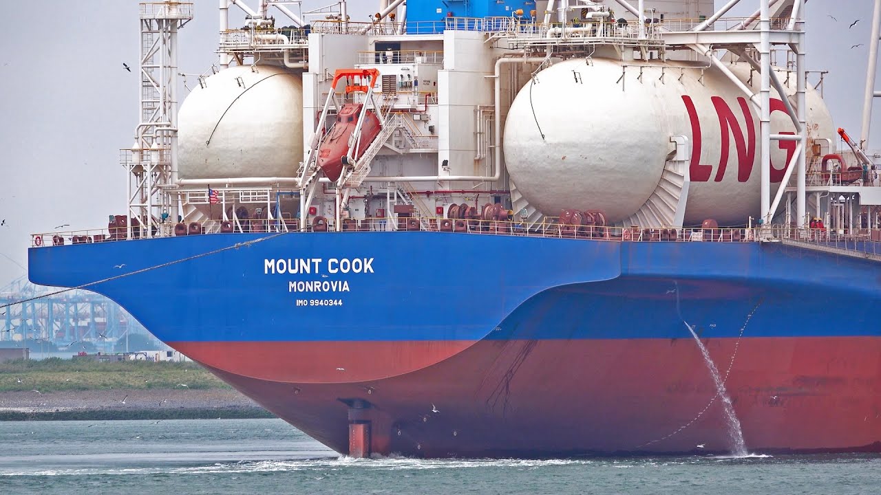 MASSIVE 300 m LONG BULK CARRIER WITH BIG LNG TANKS LEAVES ROTTERDAM PORT - 4K SHIPSPOTTING MAY 2025