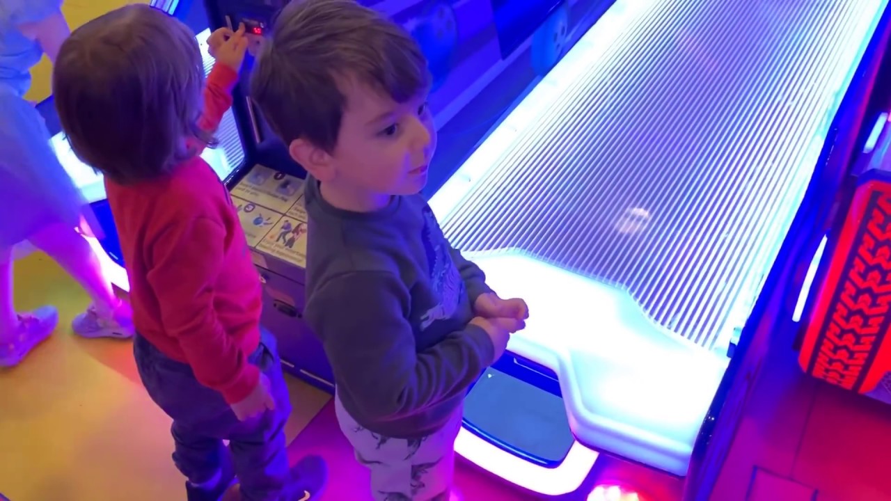 Yusuf ve Fatih selim önce bowling oynuyor sonrada top atarak korsanları devirme oyunu oynuyorlar