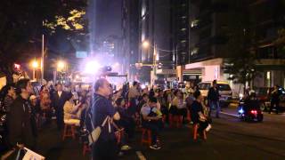 20141128柯文哲總部決戰前夜5 小舞台在豪宅旁看秀