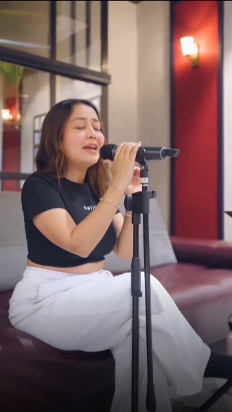 Dil Ko Karrar Aaya Live Singing by Neha Kakkar VS Nimra Mehra