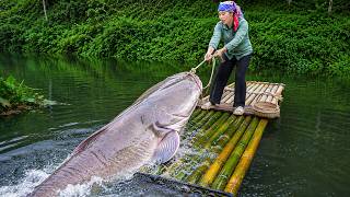 Using a Homemade Bamboo Boat to Catch Giant Fish – Selling at the Market with My Son