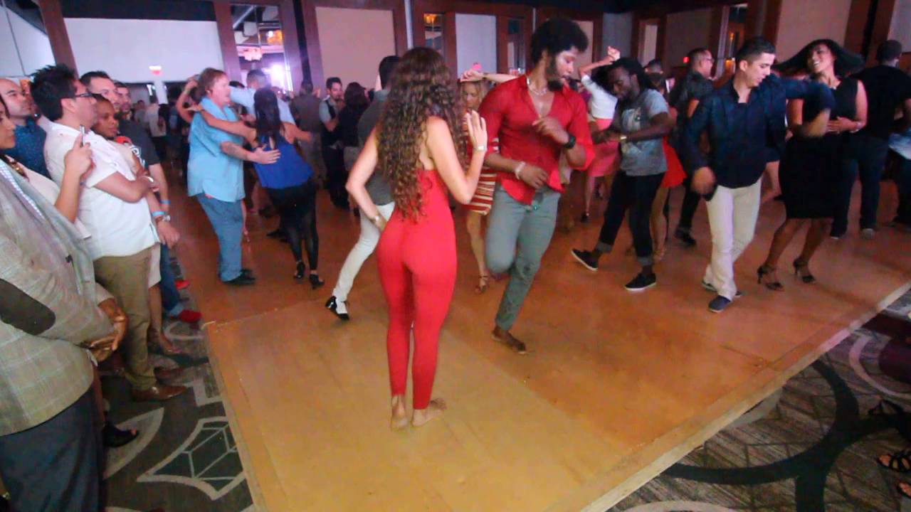 Terry SalsAlianza & Brittney Vega - Barefooted Salsa