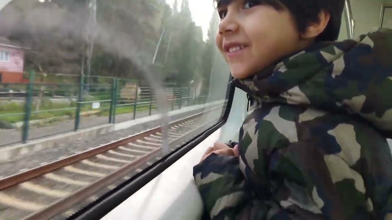 Marmaray halkalı Gebze hattında Yusuf Arda ve Yade Dilek yolculuk yapıyor