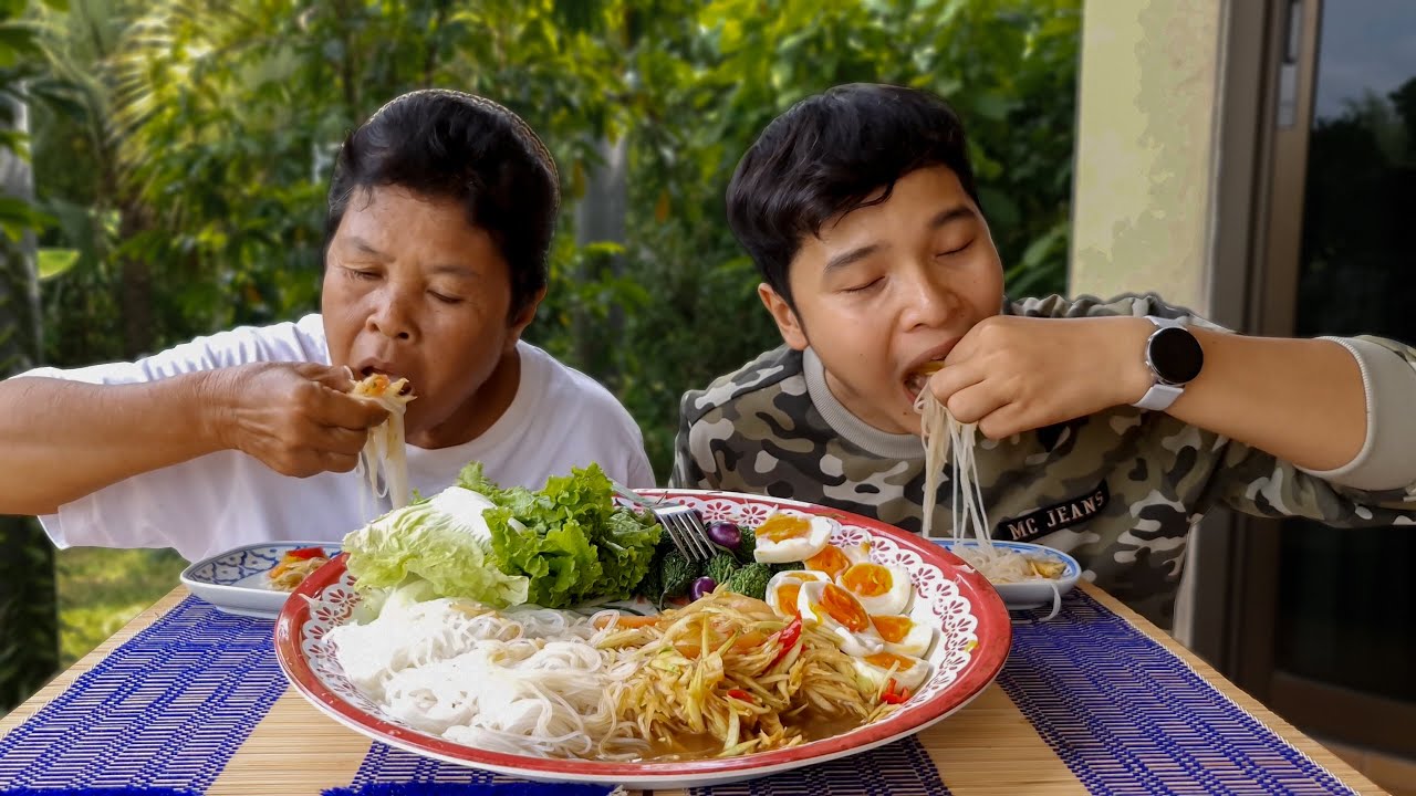 ส้มตำขนมจีนแซ่บนัวคัก แถมวันนี้มีเซอร์ไพรส์ยายเตี้ย รอยยิ้มของแม่คือความสุขของลูกๆทุกคนจริงๆ