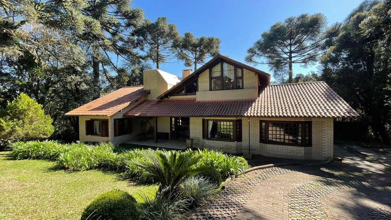 CHARMOSA CASA COM AMPLO TERRENO, TOTALMENTE INTEGRADA A NATUREZA EM GRAMADO/RS