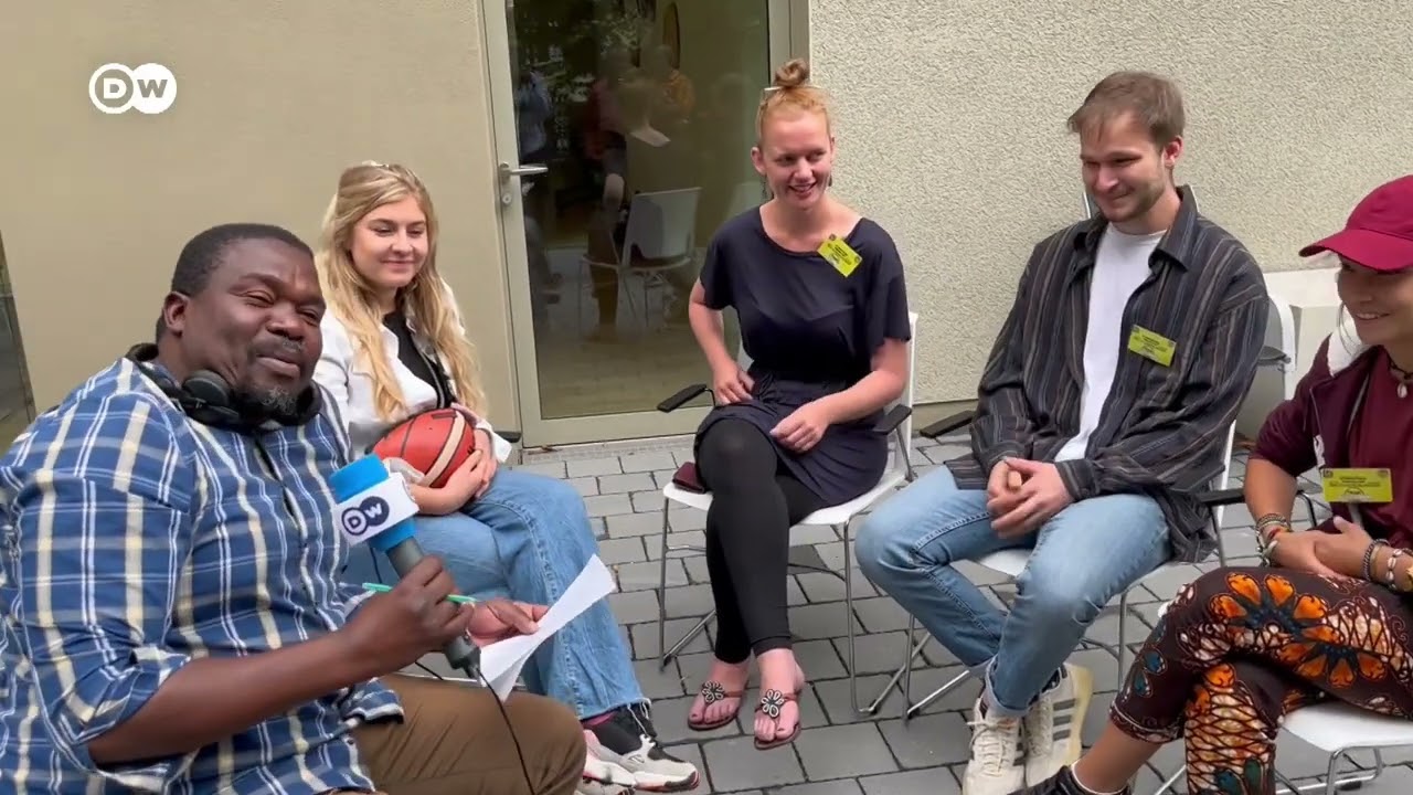 Vijana wa Kijerumani wakikicharaza Kiswahili