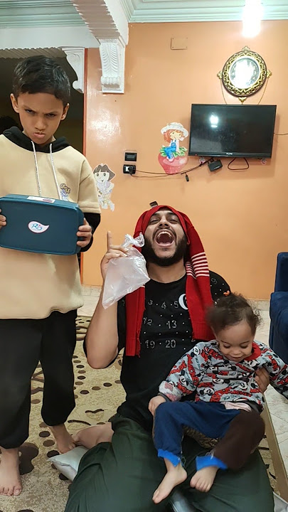 اللانش بوكس اتكسر وهو بياكل 😂😂