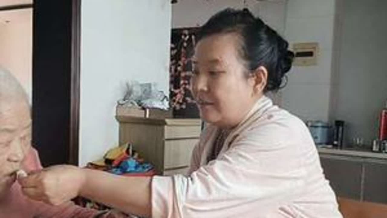 陪老人吃水果#吃好喝好身体好 #记录保姆的打工生活#老人日常#家政服务#温馨