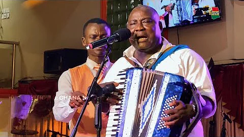 Pioneer & Legend of Accordion 🪗 Akwasi Boateng begs Prof Kofi Abraham as he falls on stage at