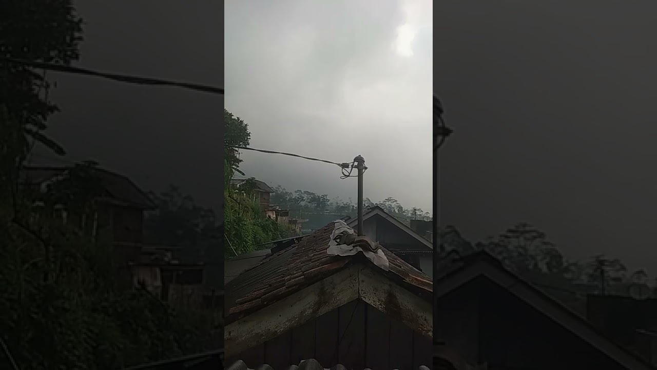 Atap rumah warga tersambar petir😨