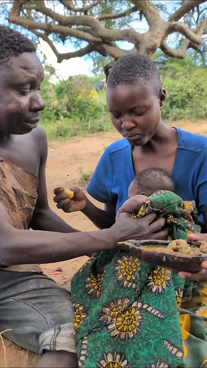 Chaaba Menyusui Istrinya, Mengangkat Bayinya dengan Penuh Kasih 💕 | Ikatan Suku #kehidupansuku #afrika #celanapendek