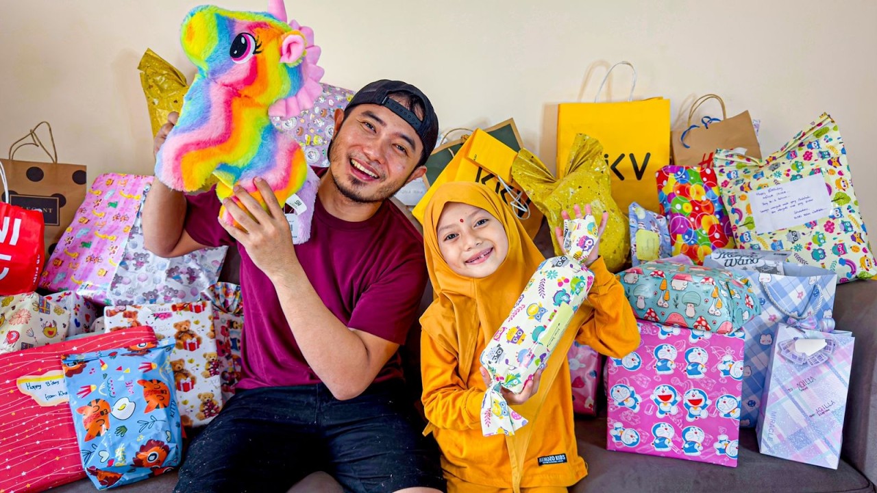 AQILA BUKA KADO HADIAH ULANG TAHUN NYA