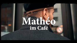 Mathéo im Café