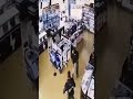 DOIS HOMENS ARMADOS COM AKM ASSALTAM BAÍA MALL, EM MAPUTO