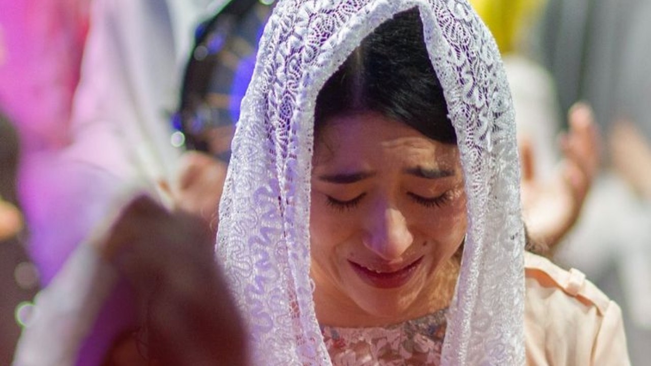 À la croix, Il a porté nos fautes. Au tombeau, Il a vaincu la mort.