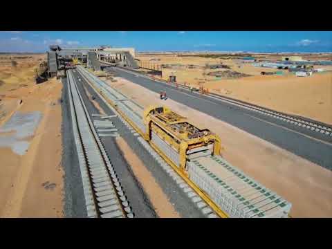 شاهد تقدم اعمال تركيب القضبان والفلنكات بمشروع الخط الأول من شبكة القطار الكهربائي السريع