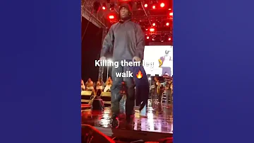 Burna Boy performing killing them with 🔥 #legwalk