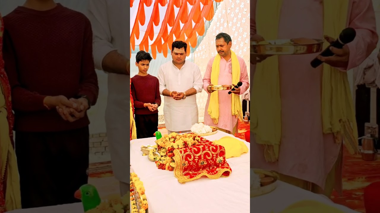 भागवत कथा का दृश्य// लखनऊ के कथा मंच पर जाते हुए महाराज जी, दिनांक -22 फ़रवरी 2026 से 28 तक कथा है