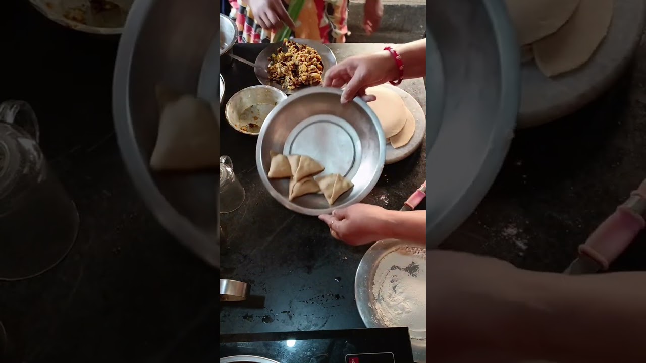 সিঙ্গারা তৈরি করছি।