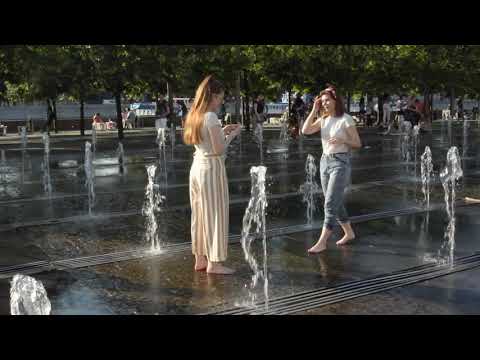 'Dry' fountain and wet girls! :-)/'Сухой' фонтан и мокрые девушки!/¡Fuente 'seca' y chicas mojadas!