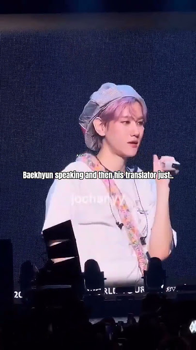 #exo #baekhyun 's translator reminded me of translator #sehun had when he played #LOL on weibo #live
