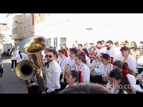 La música pone la nota de color a un Domingo de Resurrección empañado por las rachas de viento