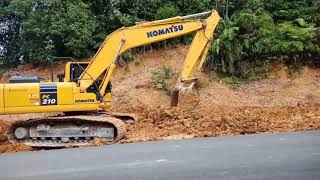 Excavator Komatsu 210-10Mogali Longsoran