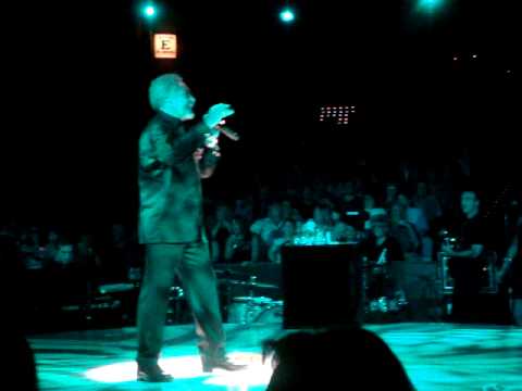 Tom Jones "The Green Green Grass of Home" Westbury...