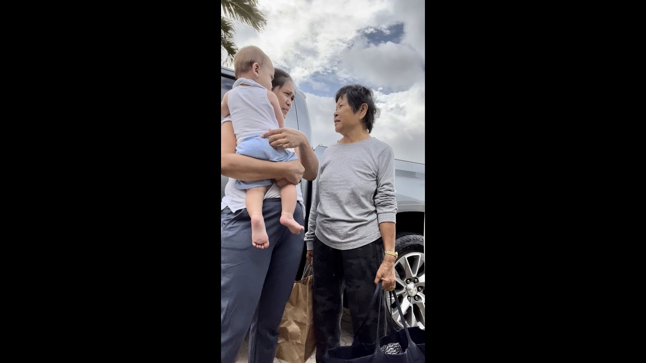 Sinalubong namin si Lola galing pilipinas maraming pasalobong | Inday Roning family