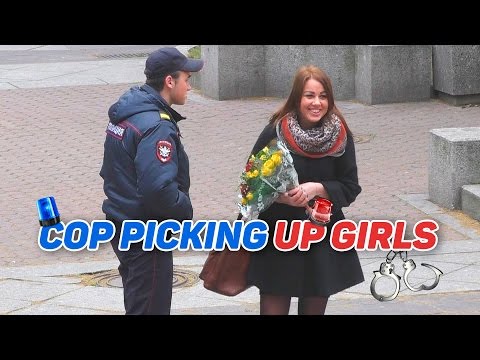 видео: Пикап от полицейского / Cop Picking Up Girls Prank